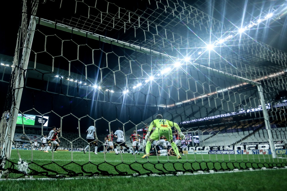 Vital acertou um belo chute de fora da rea contra o gol do Sport e marcou o segundo para o Timo