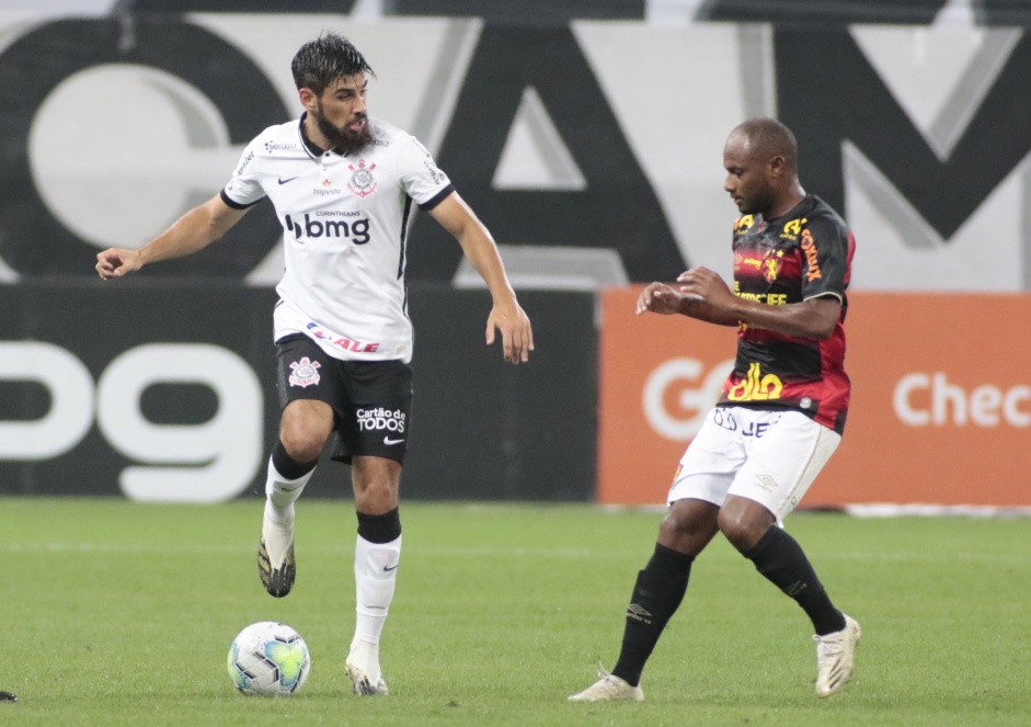 Zagueiro Bruno Mndez durante partida contra o Sport, pelo Brasileiro, na Neo Qumica Arena