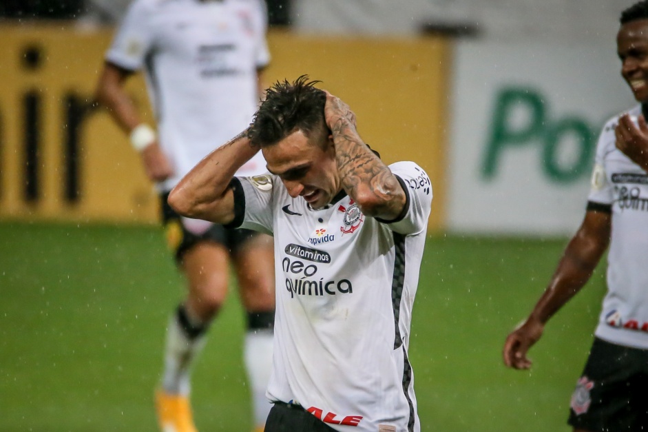 Gustavo Silva no duelo com o RB Bragantino, pelo Brasileiro, na Neo Qumica Arena