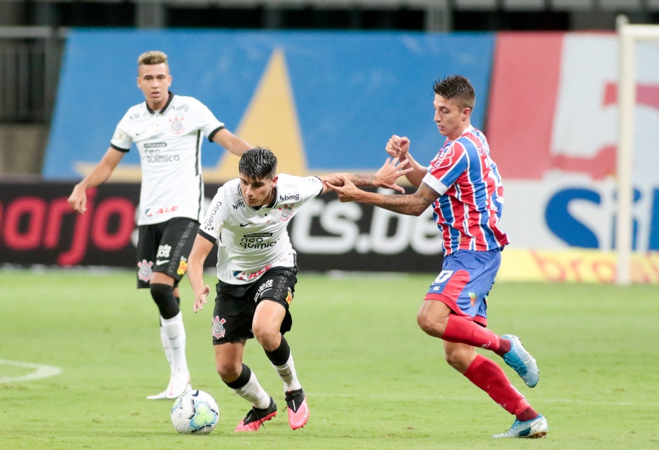 Cantillo e Araos em ao durante duelo contra o Bahia, pelo Campeonato Brasileiro