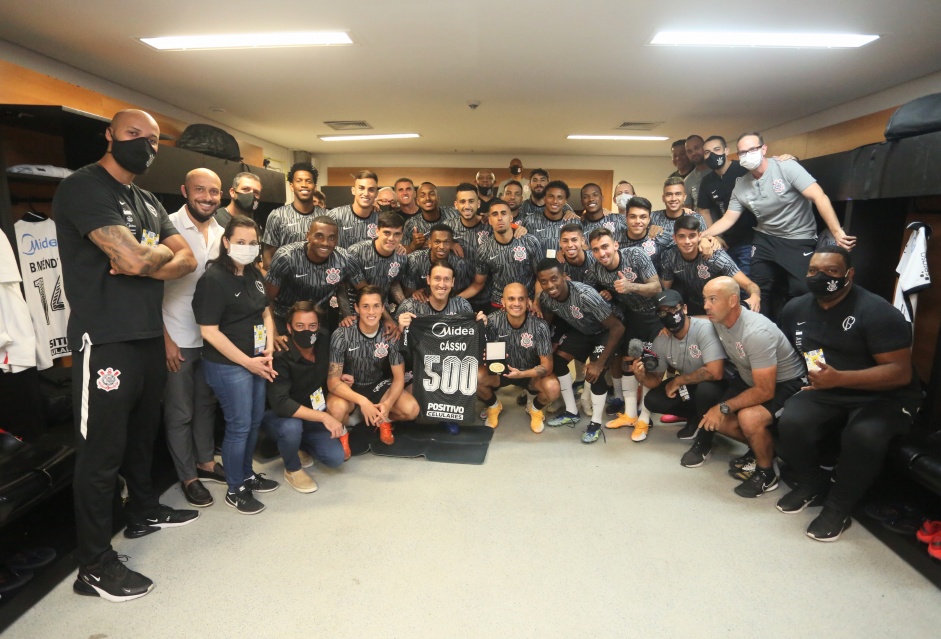 Elenco presta homenagem ao Cssio por seus 500 jogos pelo Corinthians