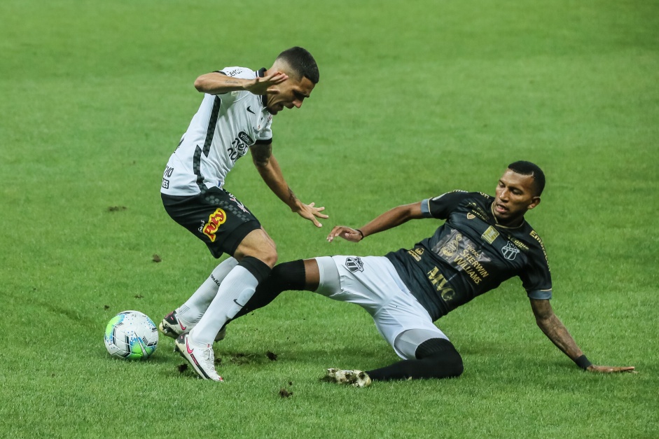 Volante Gabriel na partida contra o Cear, na Neo Qumica Arena, pelo Campeonato Brasileiro