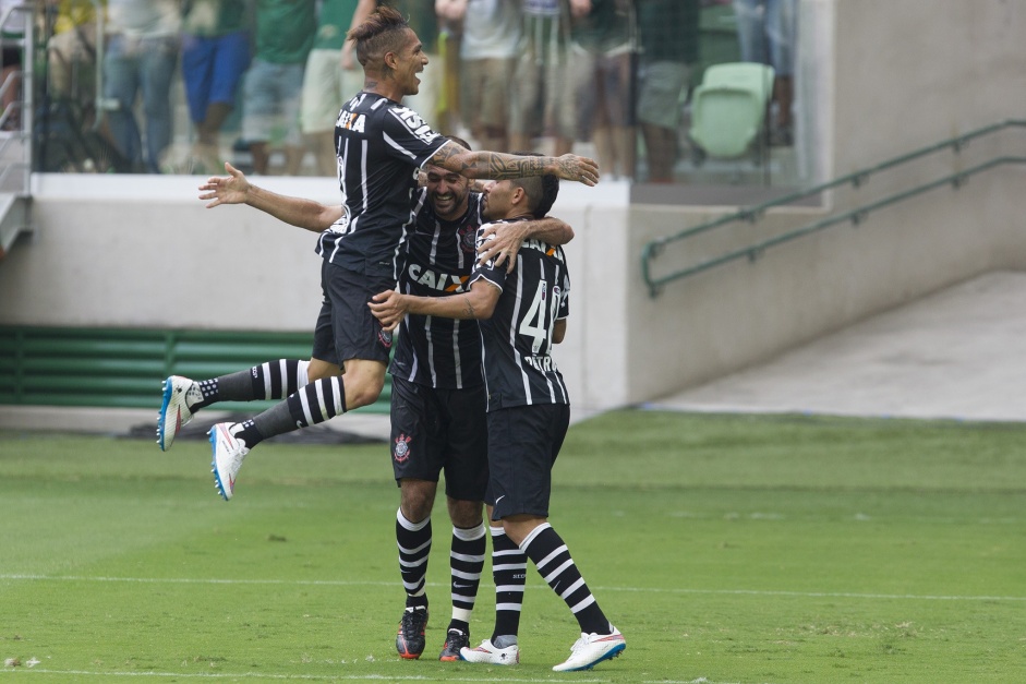 Guerrero, Danilo e Petros comemoram gol de vitria do Corinthians em primeiro Drbi