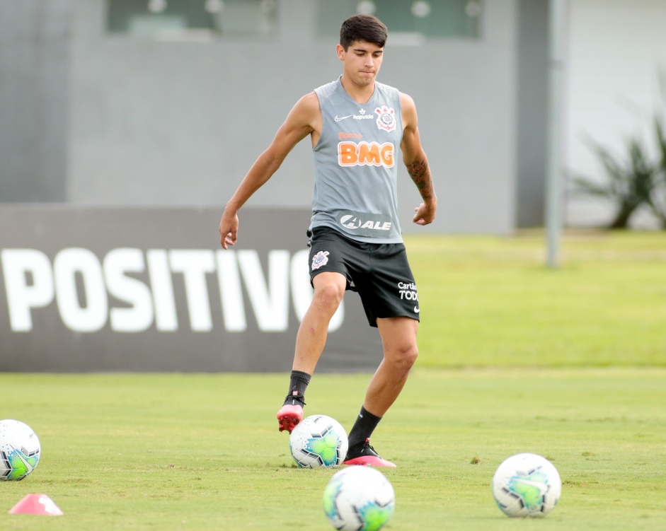 Angelo Araos na atividade da manhã desta segunda-feira no CT Dr. Joaquim Grava