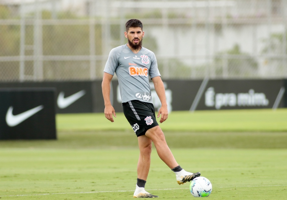 Bruno Mendez na atividade da manhã desta segunda-feira no CT Dr. Joaquim Grava