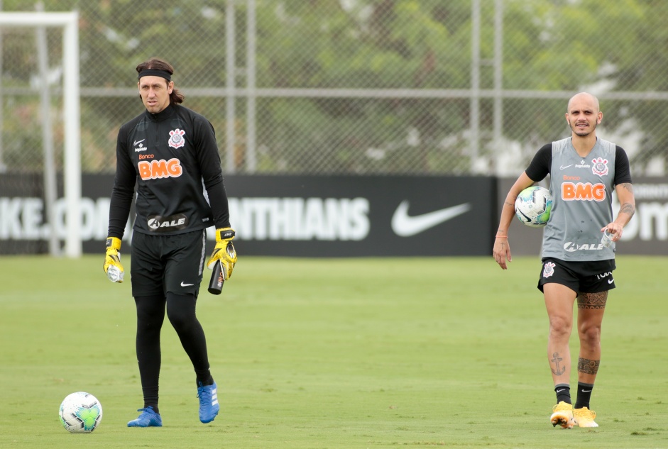 Cássio e Fábio Santos na atividade da manhã desta segunda-feira no CT Dr. Joaquim Grava