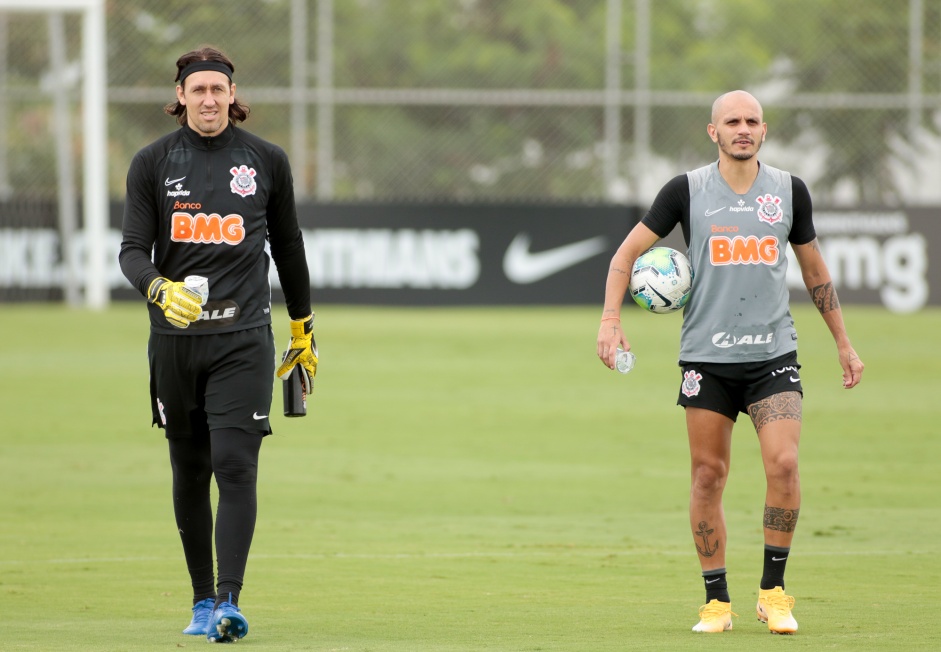 Cássio e Fábio Santos na atividade da manhã desta segunda-feira no CT Dr. Joaquim Grava