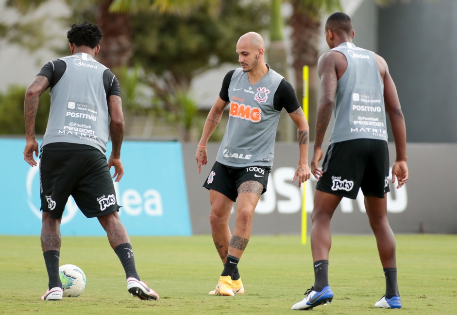 Fabio Santos na atividade da manhã desta segunda-feira no CT Dr. Joaquim Grava