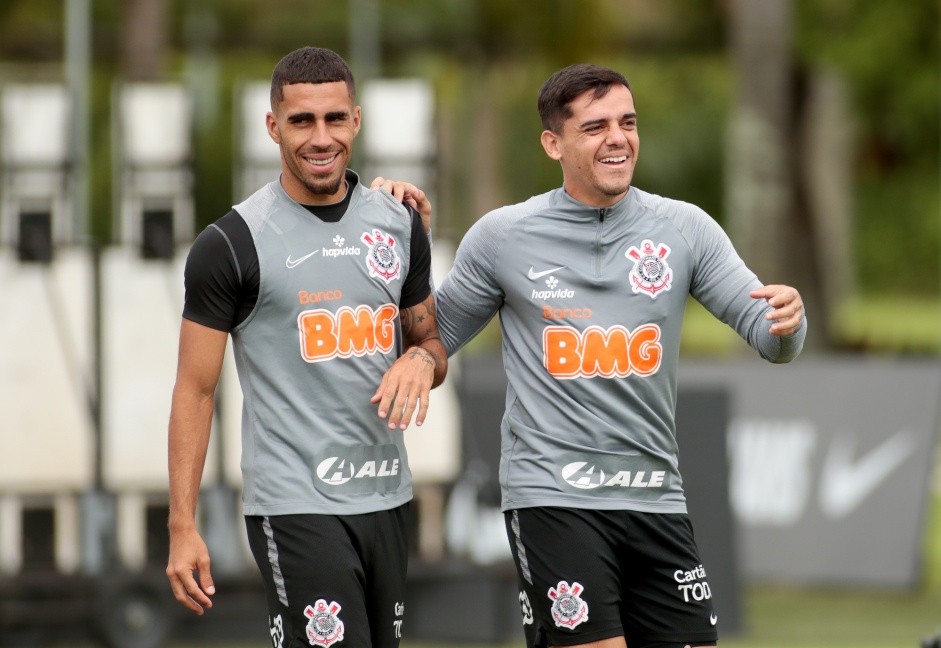 Fagner e Gabriel na atividade da manhã desta segunda-feira no CT Dr. Joaquim Grava