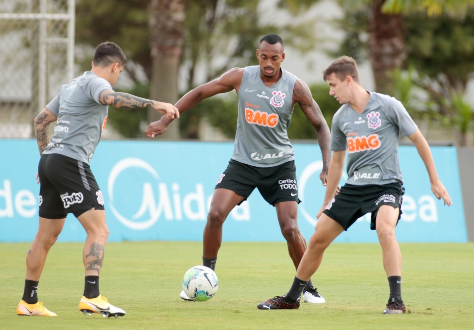 Fagner, Raul Gustavo, Lucas Piton na atividade da manhã desta segunda-feira no CT Dr. Joaquim Grava