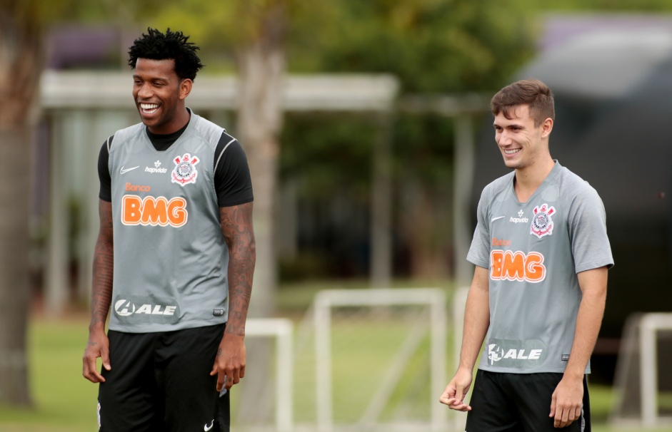 Gil e Lucas Piton na atividade da manhã desta segunda-feira no CT Dr. Joaquim Grava