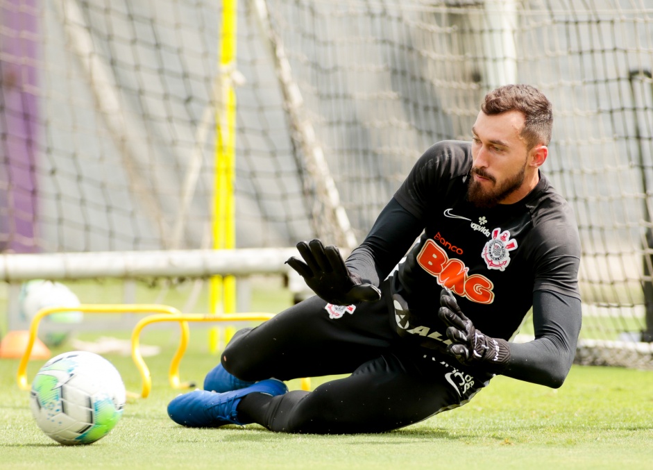 Goleiro Walter na atividade de hoje no CT Dr. Joaquim Grava