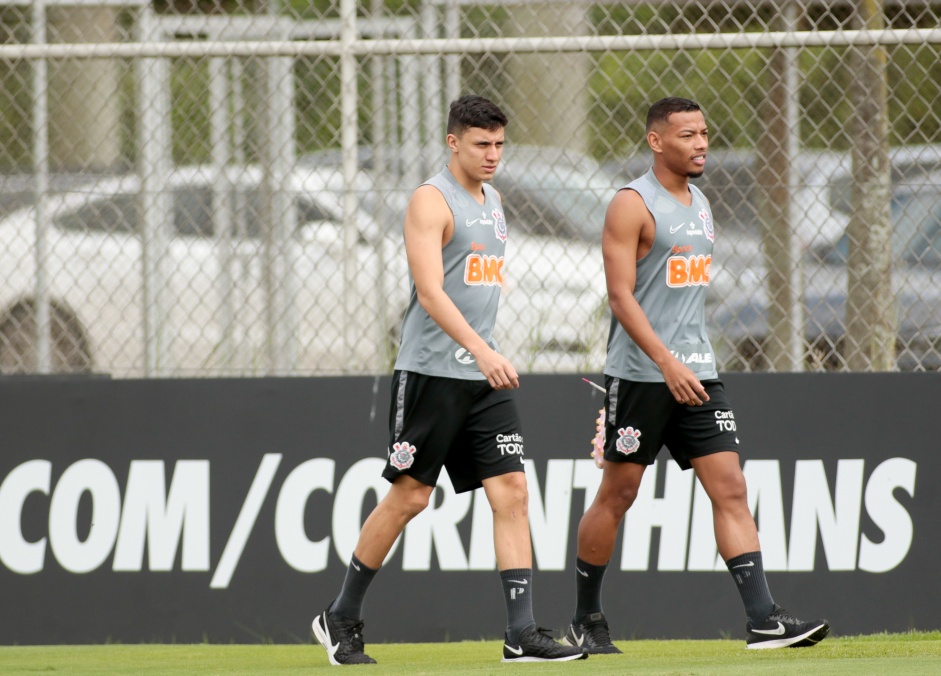 Gustavo Mantuan e Ruan Oliveira na atividade da manh desta segunda-feira no CT Dr. Joaquim Grava