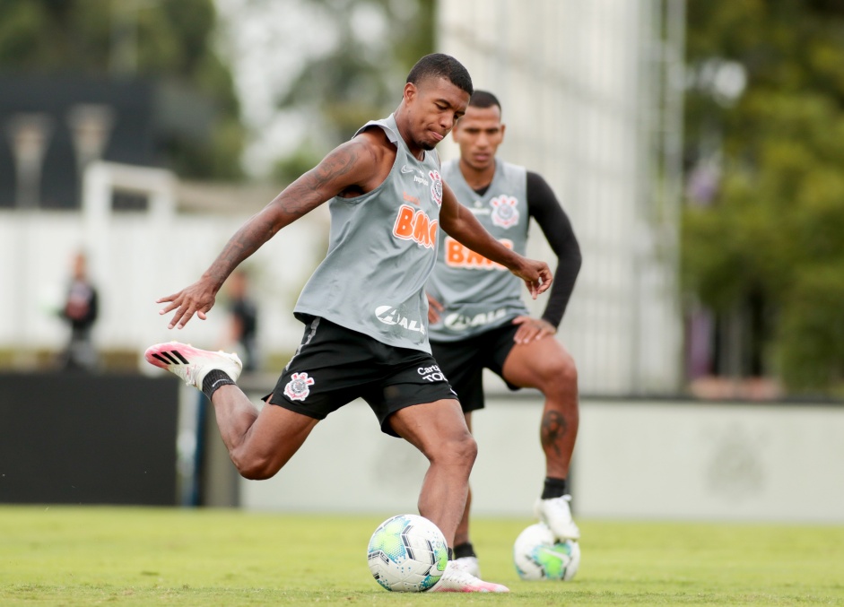 Jemerson na atividade da manhã desta segunda-feira no CT Dr. Joaquim Grava