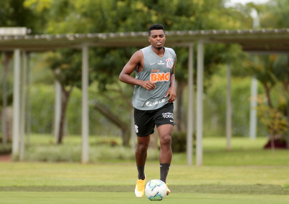 Jemerson na atividade da manhã desta segunda-feira no CT Dr. Joaquim Grava