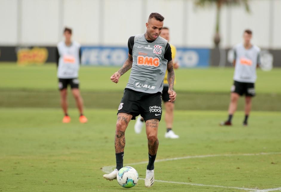 Luan na atividade da manhã desta segunda-feira no CT Dr Joaquim Grava