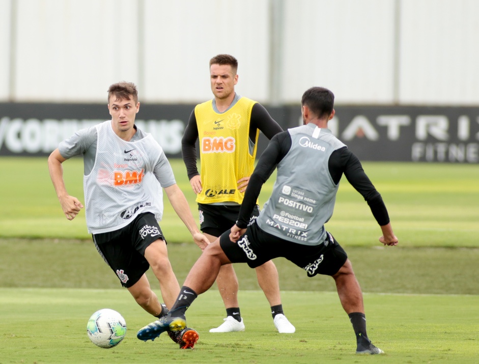 Lucas Piton e Ramiro na atividade da manhã desta segunda-feira no CT Dr Joaquim Grava