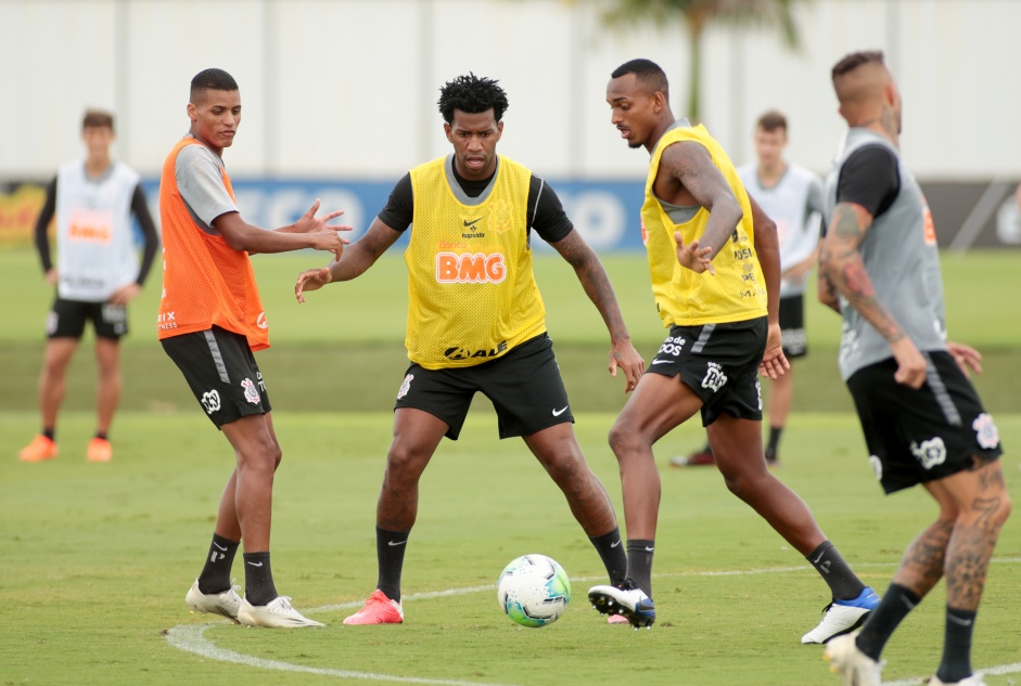 Rodrigo Varanda, Gil e Raul Gustavo na atividade da manhã desta segunda-feira no CT Dr Joaquim Grava