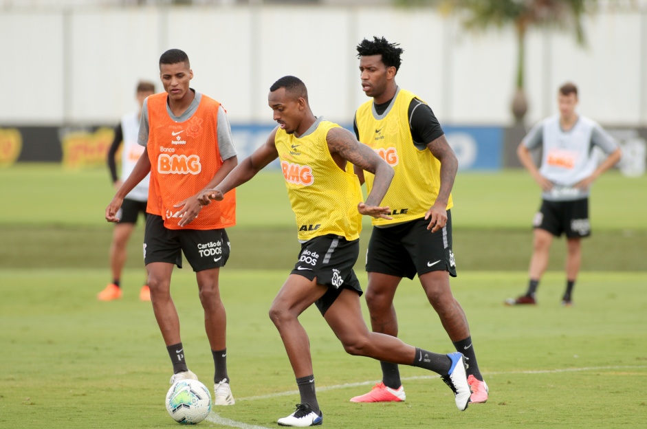 Rodrigo Varanda, Gil e Raul Gustavo na atividade da manhã desta segunda-feira no CT Dr Joaquim Grava