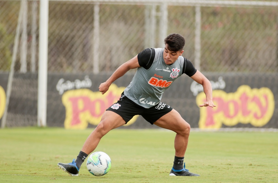 Roni na atividade da manhã desta segunda-feira no CT Dr. Joaquim Grava