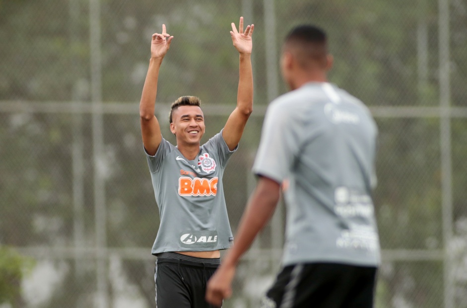 Victor Cantillo na atividade da manhã desta segunda-feira no CT Dr. Joaquim Grava