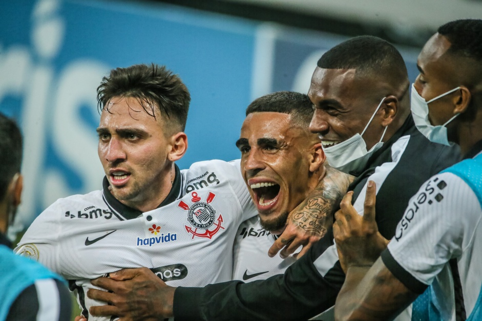 Gustavo, Gabriel e Marllon comemorando o segundo do Corinthians, contra o Athletico-PR