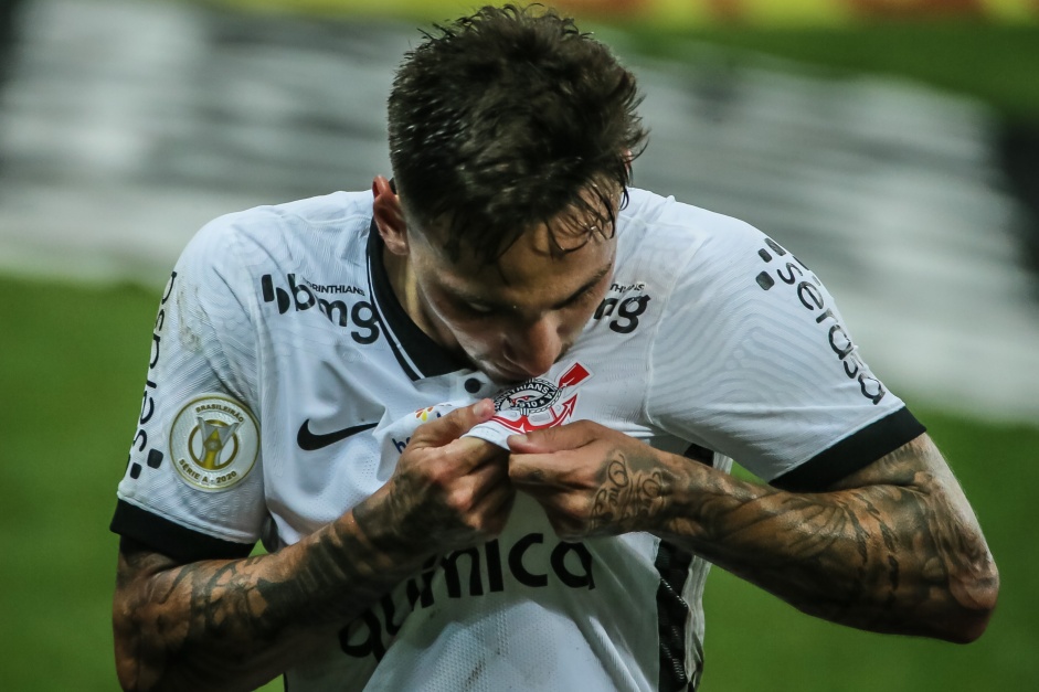 Gustavo Silva comemorando seu segundo gol contra o Athletico-PR