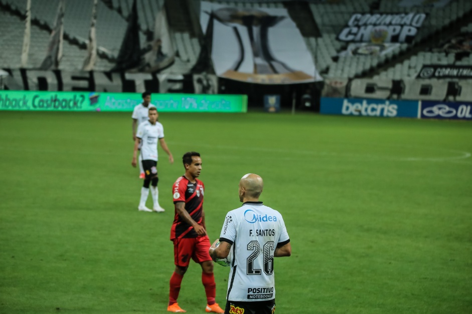 Fbio Santos durante partida contra o Athletico-PR, na Neo Qumica Arena