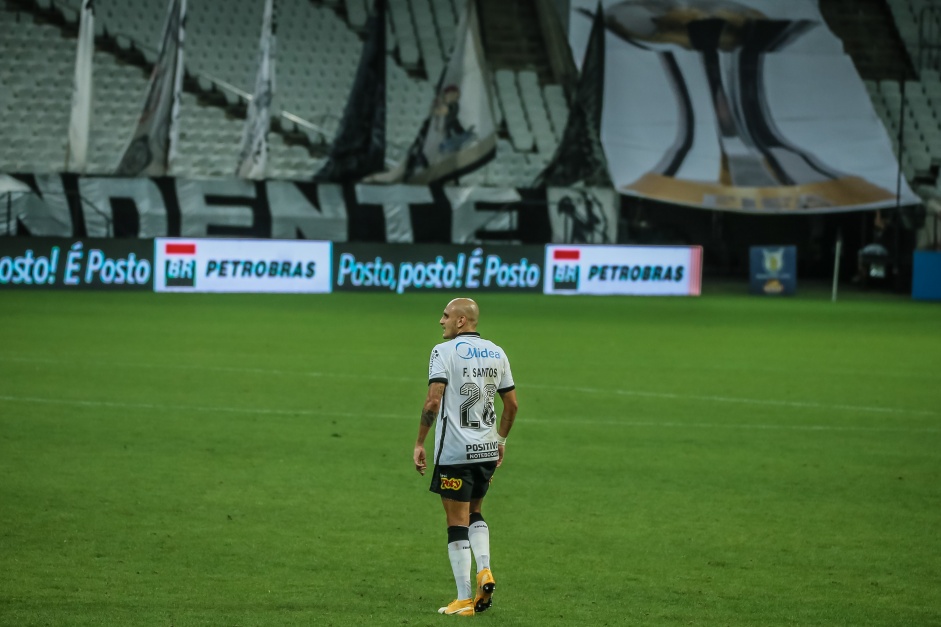 Lateral Fbio Santos durante partida contra o Athletico-PR, na Neo Qumica Arena