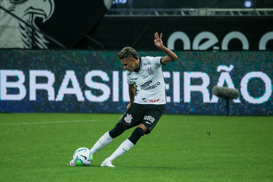 Victor Cantillo durante partida contra o Athletico-PR, na Neo Qumica Arena