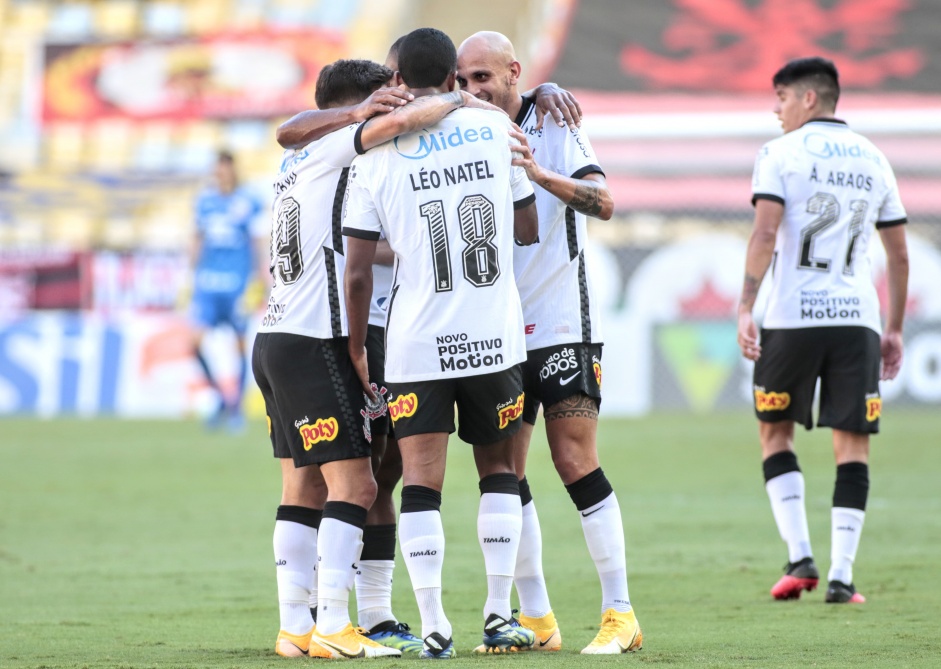 Time do Corinthians comemora gol de Lo Natel, contra o Flamengo, no Maracan