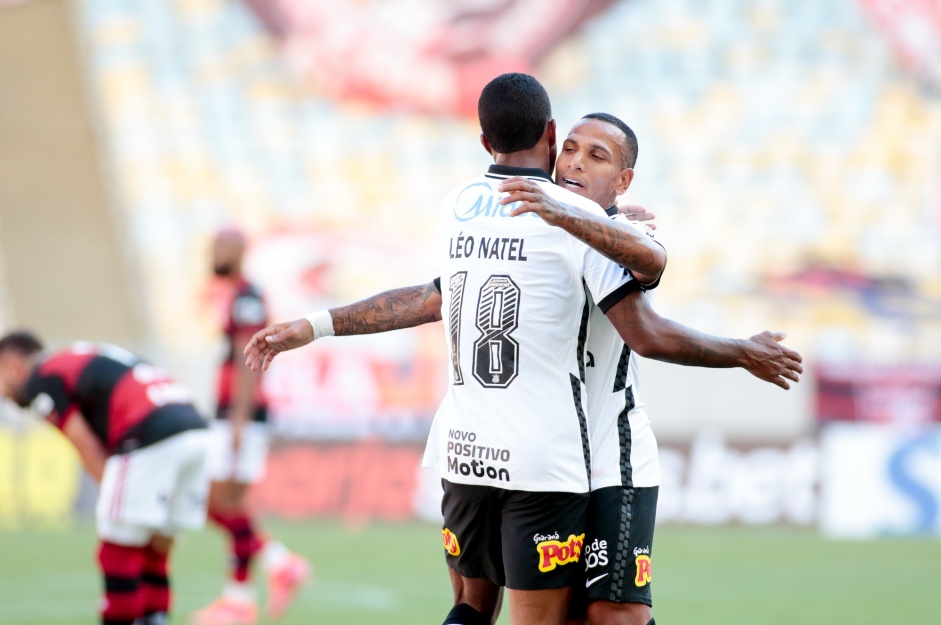 Lo Natel comemora com Otero seu go contra o Flamengo, no Maracan