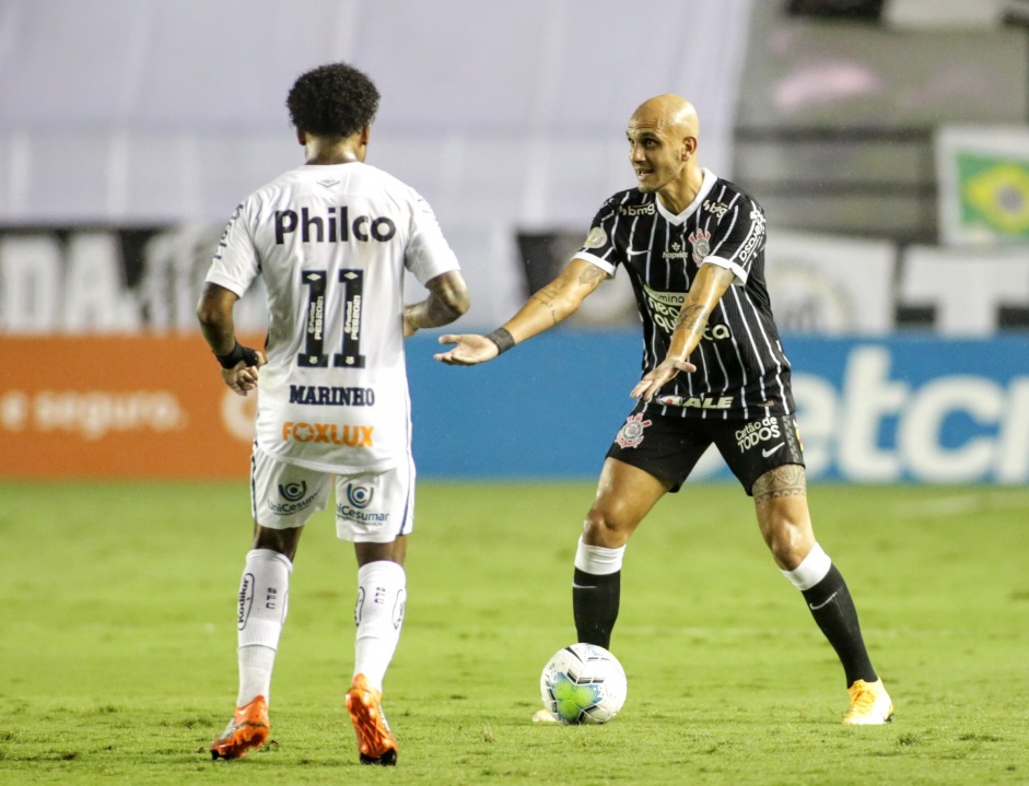 Fábio Santos durante partida entre Corinthians e Santos, na Vila Belmiro, pelo Brasileirão