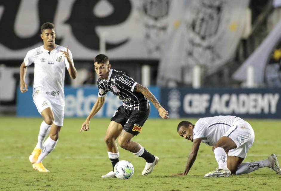 Gabriel Pereira durante jogo entre Corinthians e Santos, na Vila Belmiro, pelo Brasileirão