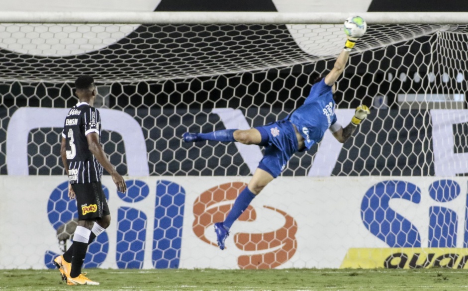 Goleiro Cássio durante partida entre Corinthians e Santos, na Vila Belmiro, pelo Brasileirão