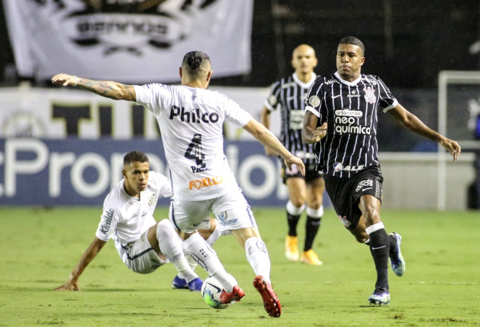 Léo Natel durante partida entre Corinthians e Santos, na Vila Belmiro, pelo Brasileirão
