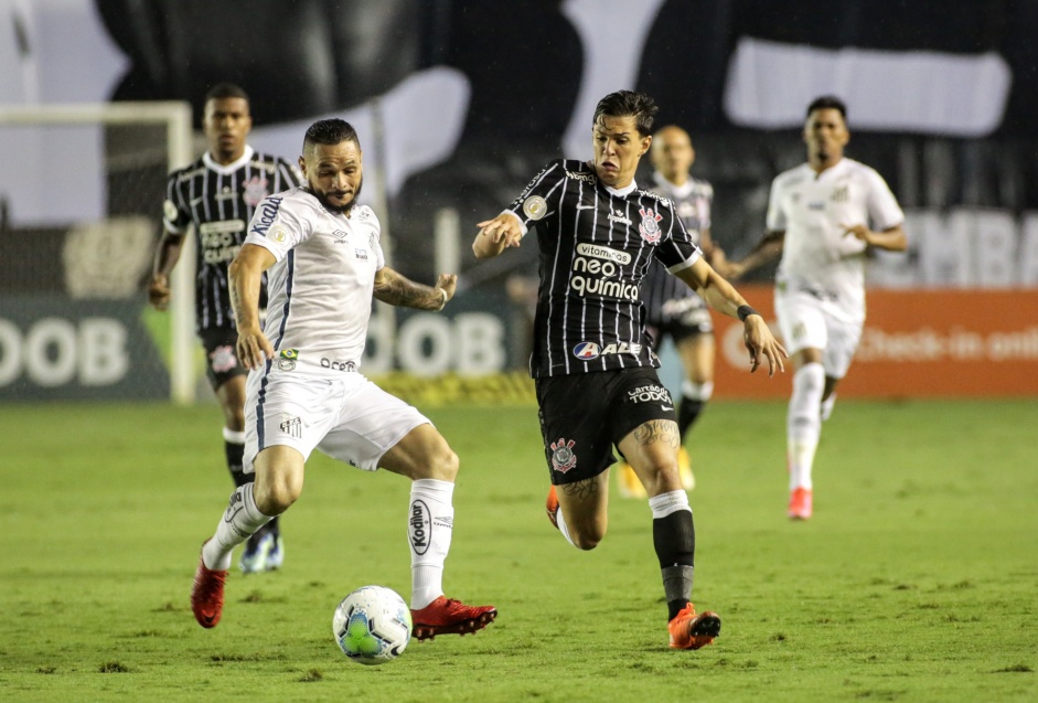 Mateus Vital durante partida entre Corinthians e Santos, na Vila Belmiro, pelo Brasileiro