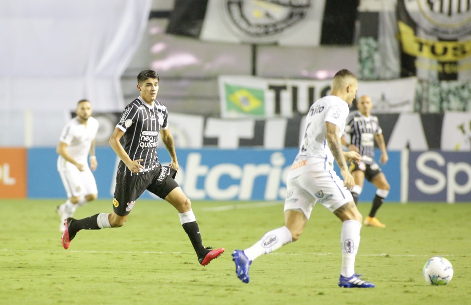 Ángelo Araos no jogo contra o Santos, pelo Campeonato Brasileiro 2020, na Vila Belmiro