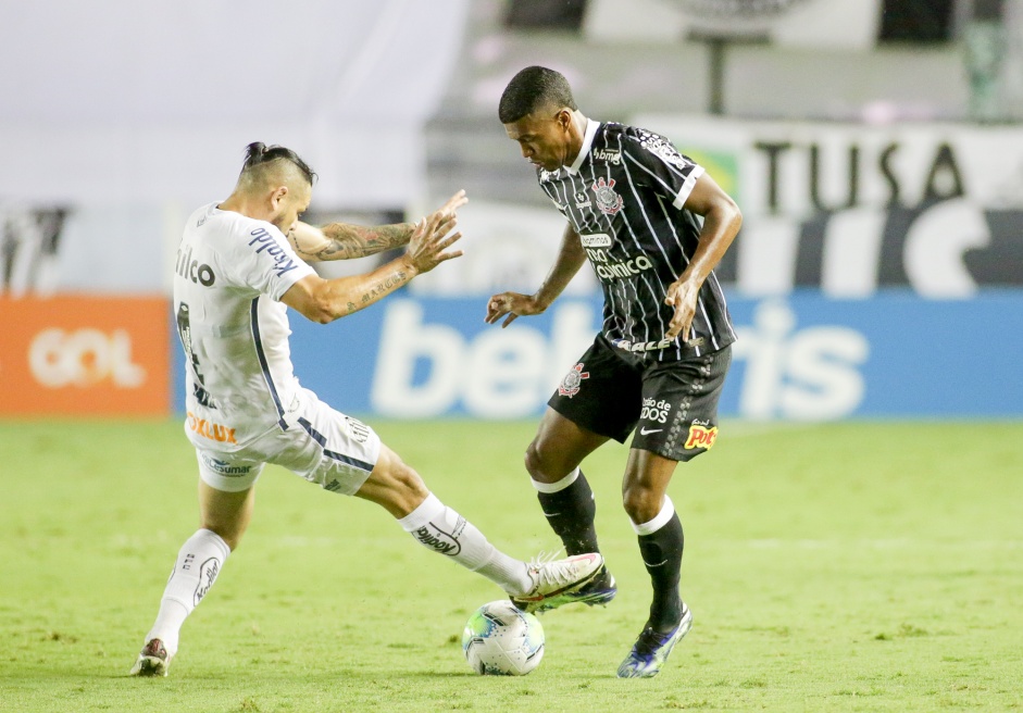 Atacante Léo Natel durante partida entre Corinthians e Santos, na Vila Belmiro, pelo Brasileirão