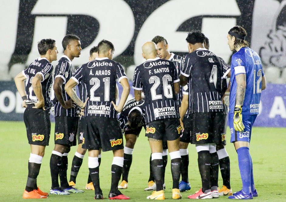 Elenco reunido na Vila Belmiro durante jogo contra o Santos, pelo Campeonato Brasileiro 2020