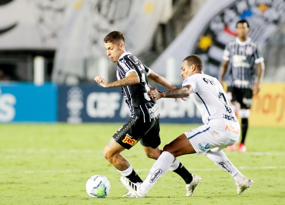 Gabriel Pereira em combate no jogo contra o Santos, pelo Brasileirão, na Vila Belmiro