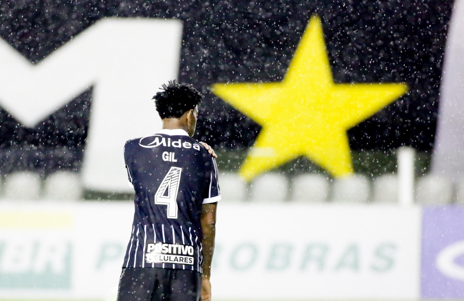 Gil no jogo entre Corinthians e Santos, pelo Brasileirão, na Vila Belmiro