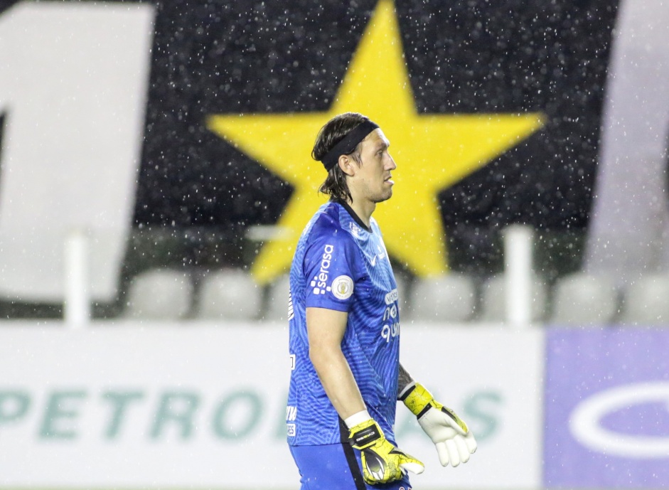 Goleiro Cássio durante jogo entre Corinthians e Santos, na Vila Belmiro, pelo Brasileirão