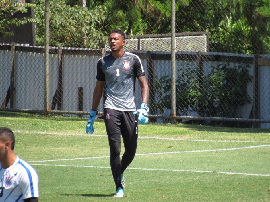 Goleiro Yago no jogo-treino entre os times Sub-20 e Sub-23 do Corinthians