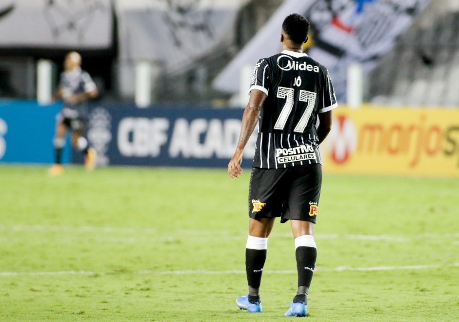 J durante partida entre Corinthians e Santos, na Vila Belmiro, pelo Brasileiro