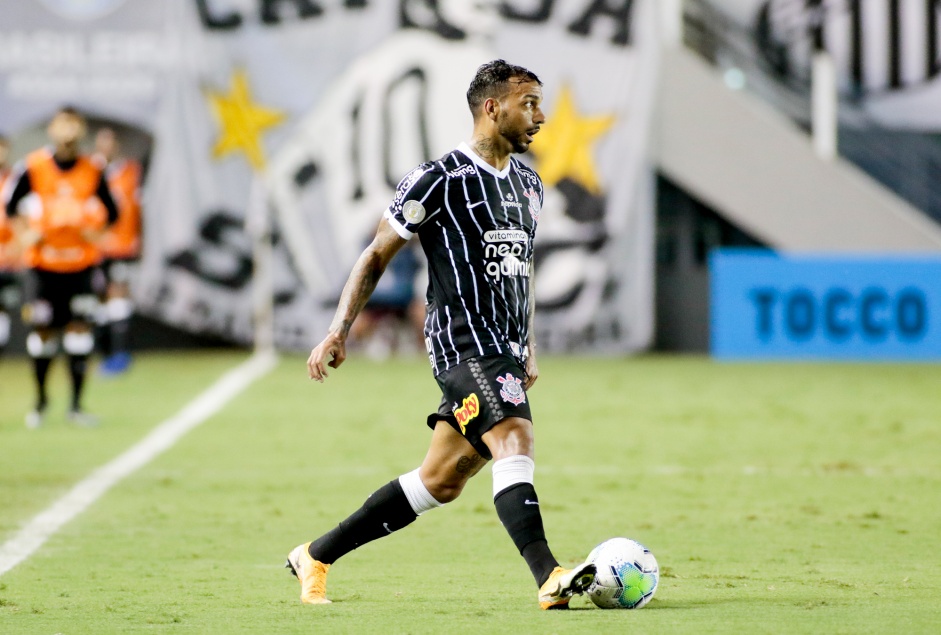 Lateral Michel Macedo durante partida entre Corinthians e Santos, na Vila Belmiro, pelo Brasileirão