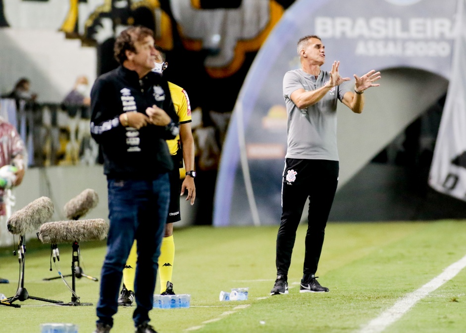 Mancini durante partida entre Corinthians e Santos, na Vila Belmiro, pelo Brasileirão