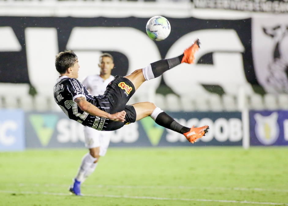 Mateus Vital durante partida entre Corinthians e Santos, na Vila Belmiro, pelo Brasileirão