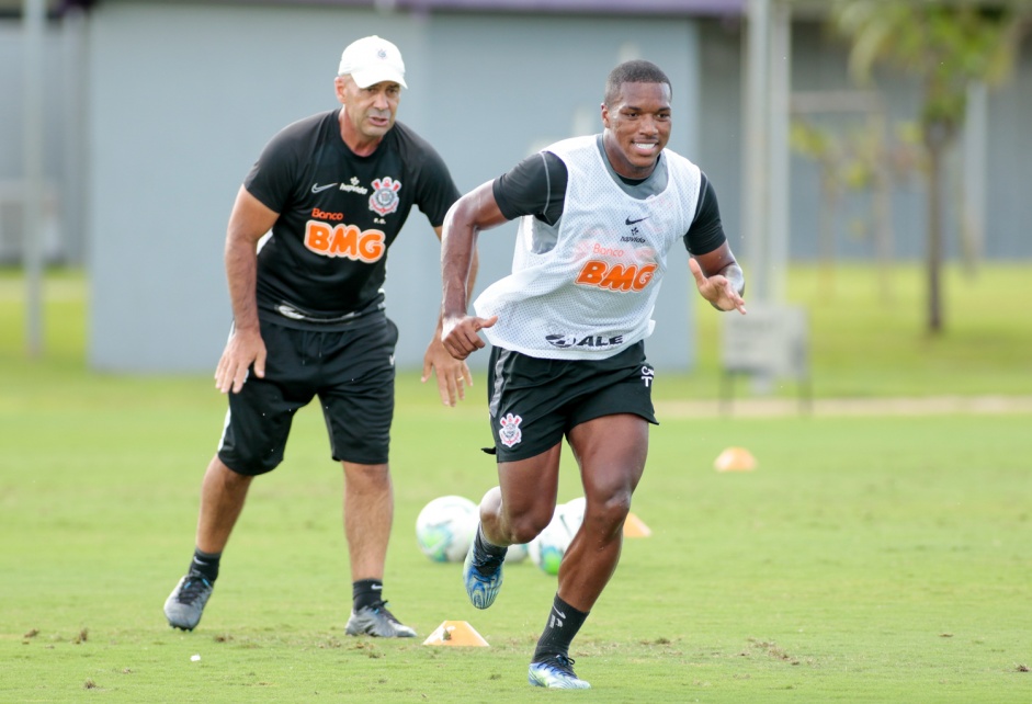 Preparador fsico Flvio de Oliveira e volante Xavier durante treino no CT Joaquim Grava