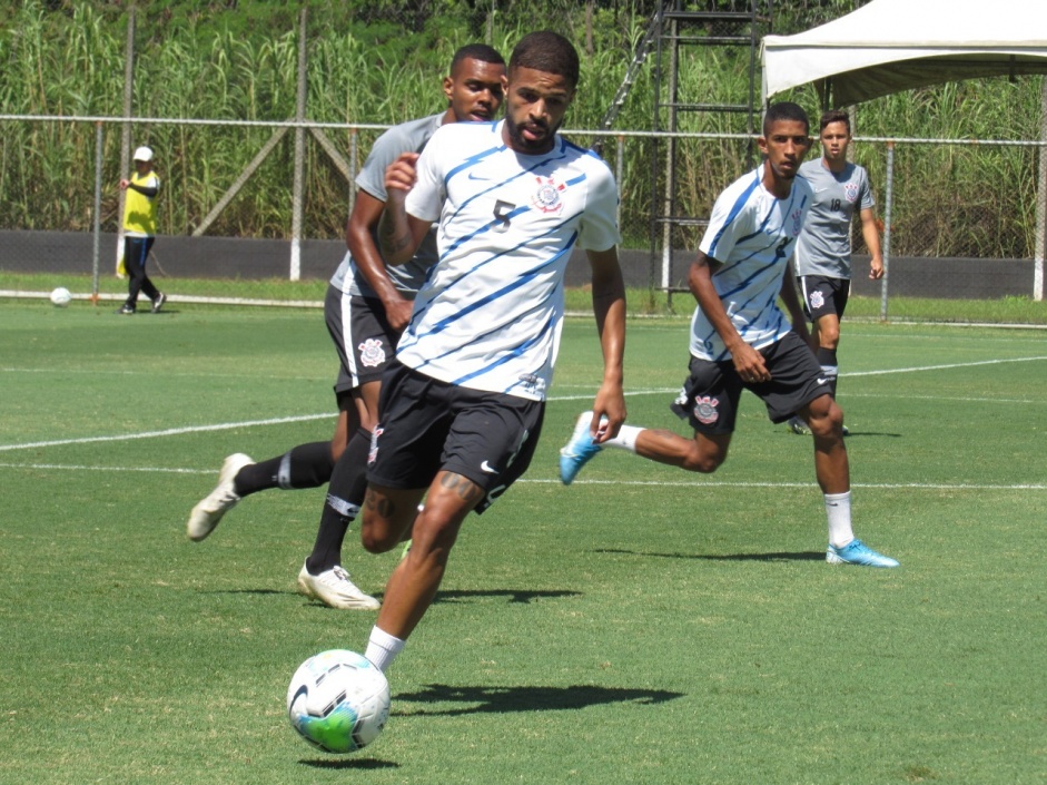 Vitinho e Igor Marques no jogo-treino entre os times Sub-20 e Sub-23 do Corinthians, no CT da base